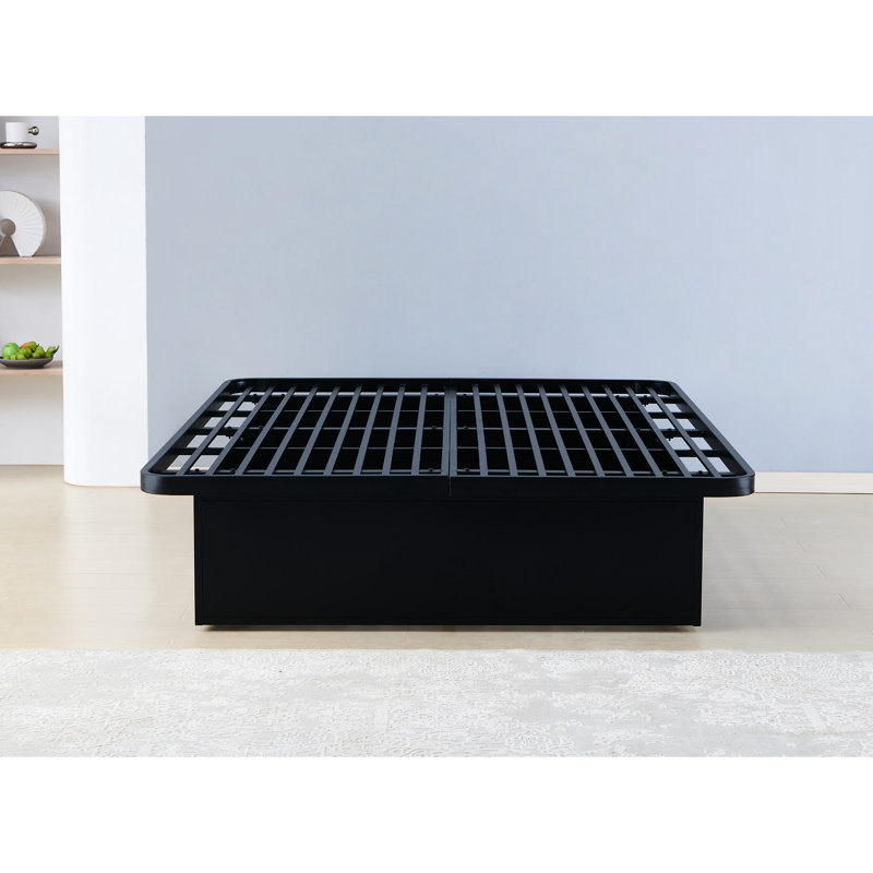 Un grand lit en métal de qualité, d'une hauteur de 16 po, rehausse la hauteur du style de chambre à coucher pour un style élégant