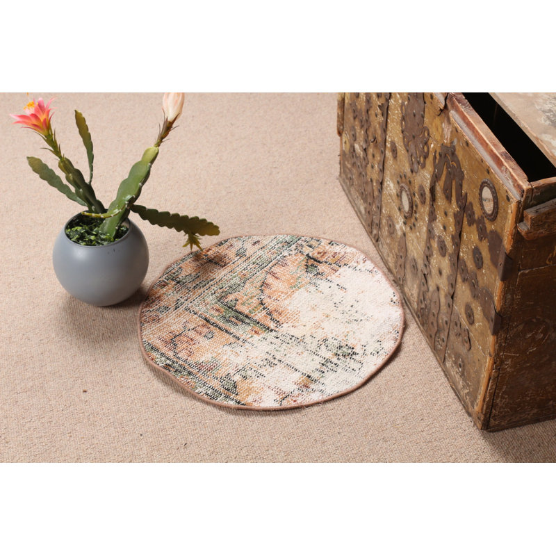 Tapis rond orange en laine d'inspiration rétro, idéal pour les petits espaces d'entrée et les intérieurs élégants