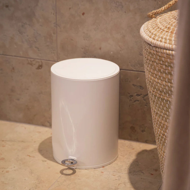 Poubelle de salle de bain 1,5 gallon avec couvercle à fermeture douce et doublure intérieure en plastique, Blanc