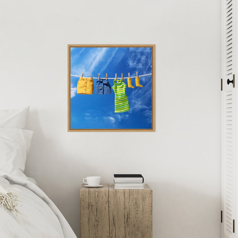 «The Laundry Line» par Wrenshall, reproduction d'art sur toile encadrée, H 22 po x l 22 po