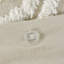 Très grand / très grand coton 3 pièces - taupe 100% pour un sommeil réparateur. Breloque médaillon. 2 taies décoratives. . Housse et housse de couette taupe Serenity lavable à la machine. Avec médaillon. Attrait. Entretien facile-120274482-120274485