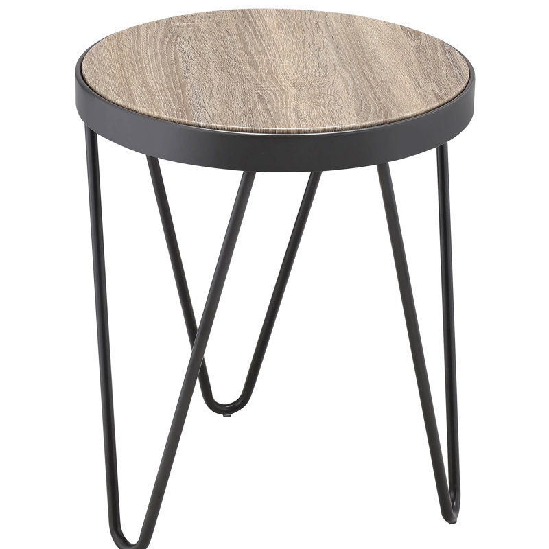 Table d'appoint en chêne gris vieilli et noir avec dessus, adaptée à différents espaces. Le contraste entre le bois naturel et les finitions métalliques lui confère un charme particulier. Grande surface pour boissons, livres et articles de décoration. Stable grâce à ses pieds adaptables.