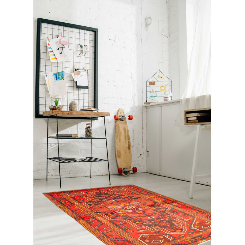 Tapis noir Anadol 4 pi 5 po x 8 pi 4 po