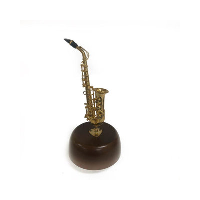 Boîte de saxophoniste avec musique Baze
