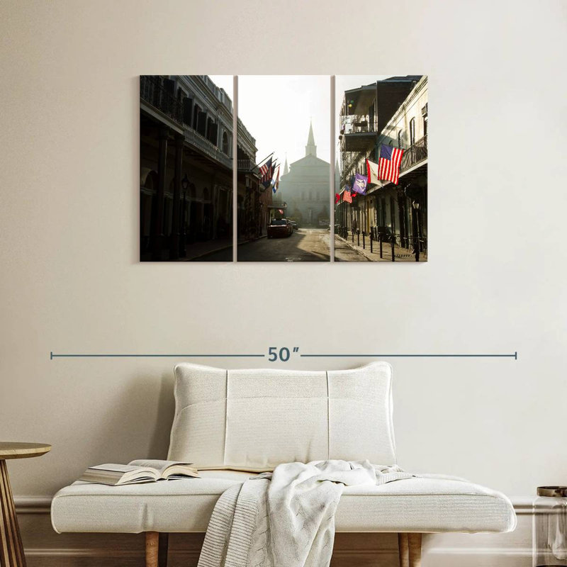 Rue Sebbie dans le quartier français, H 24 po x l 38 po