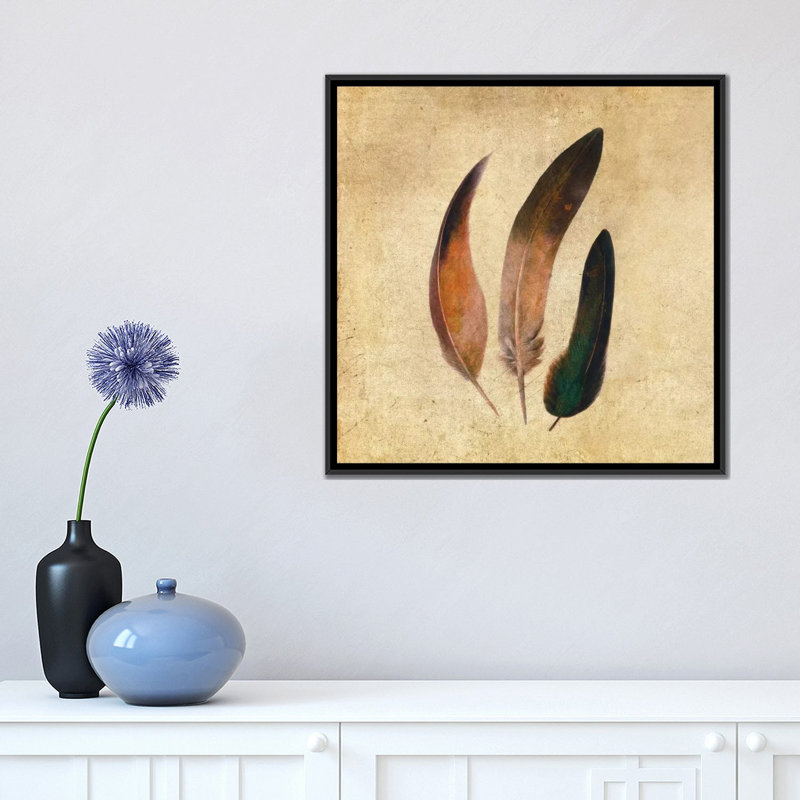 Trois plumes, impression carrée sur toile tendue, H 18 po x l 18 po x P 1,5 po, Toile avec cadre noir, Pas de tapis