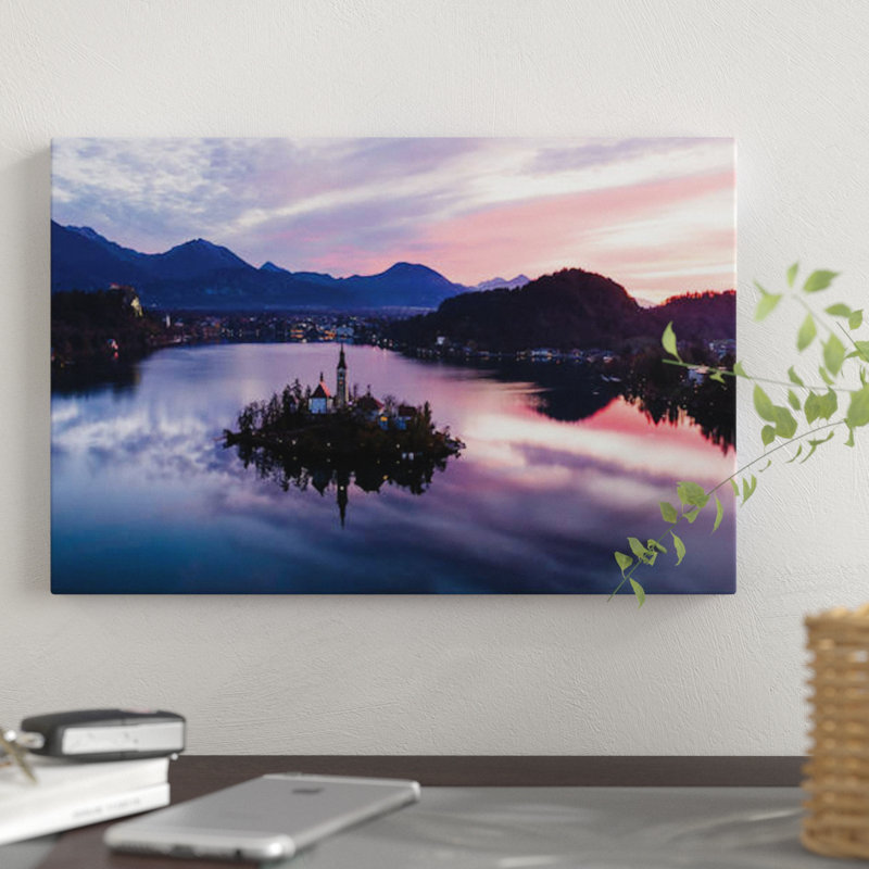 «First Light on Bled Lake, Slovénie», reproduction de photo sur toile, H 12 po x l 18 po x P 1,5 po, Toile tendue