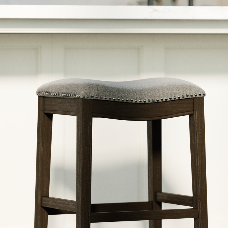 31 po Tabouret de bar H Saddle en bois patiné et tissu gris fumée pour la salle à manger
