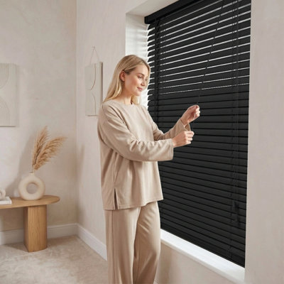 PVC & Metal Venetian Window Blinds – Adjustable Light Control, Privacy Shades & Custom Fit Window Coverings