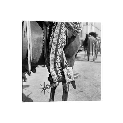 « pendant années 1930 details of traditionnel charro cowboys », chap brodé spurss en cuir en chevaux ensley mexique», reproduction de photo sur toile tendue