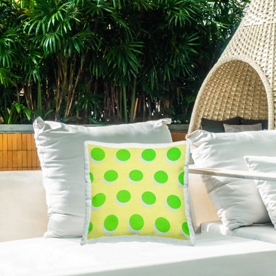 Coussin d'extérieur imprimé vert à pois cercles par Daphne Polselli