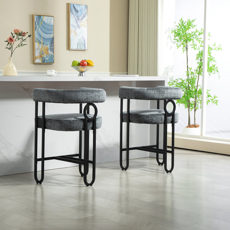 Tabourets de bar gris en chenille de style moderne à dossier 1., structure en métal robuste, coussin épais et courbes apaisantes pour votre espace