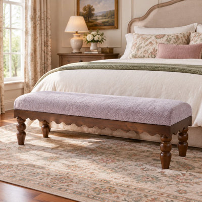 Banc capitonné en boucle avec bordure festonnée et pieds tournés en bois massif, style campagnard, à placer au pied du lit.