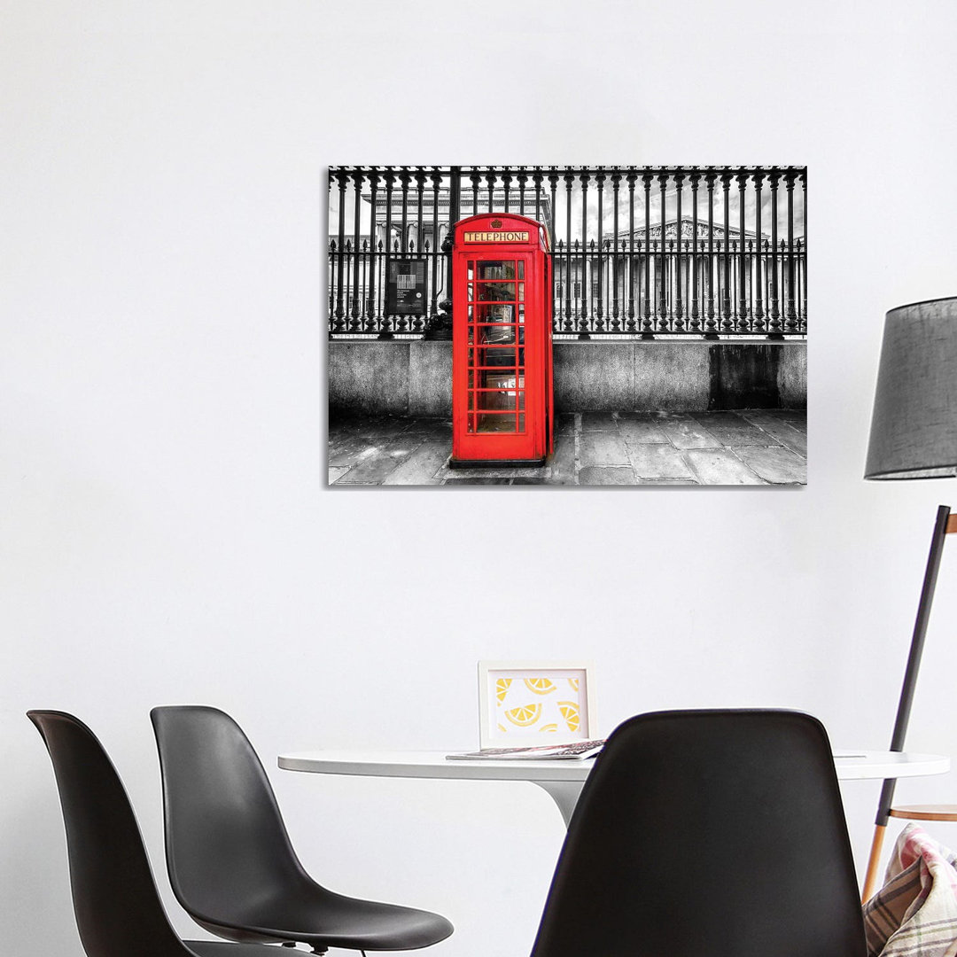 Telefonzelle im Britischen Museum von Susanne Kremer - Galerie-verpackte Leinwand Giclée auf Leinwand