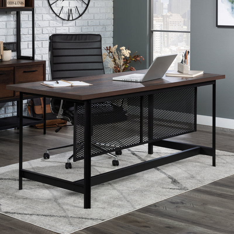 Bureau industriel brun avec espace de travail spacieux, option de recharge sans fil Qi, bureau autoportant rectangulaire, structure perforée en métal, finition 64,31 x 30 x 29,92 pouces, surface pour ordinateurs portables, maison