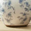 Un choix idéal pour les arrangements floraux de bureau: un vase rond en céramique bleu de 8 pouces avec des motifs floraux.