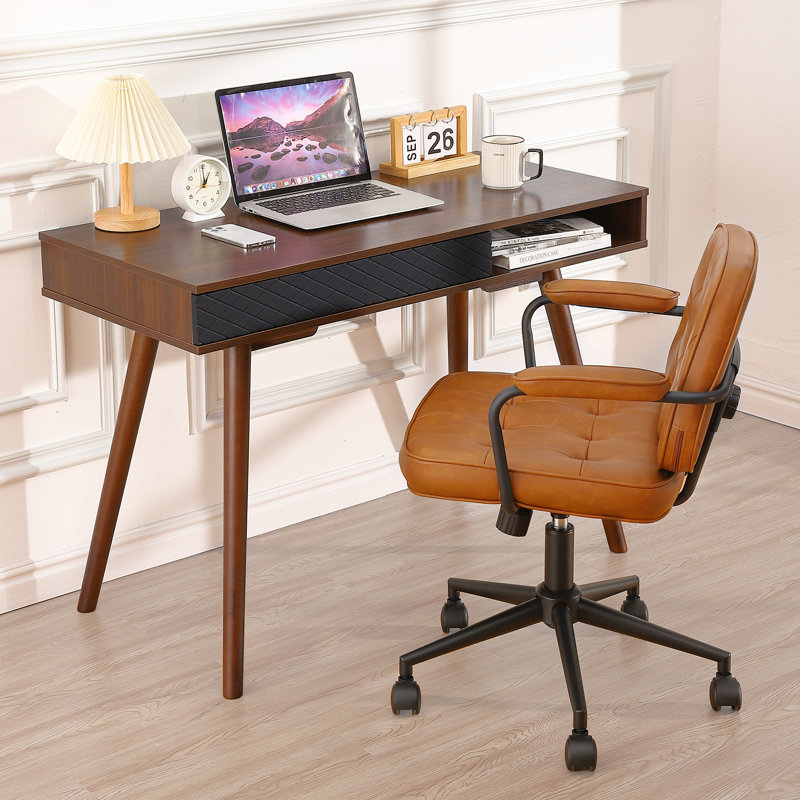 Bureau d'ordinateur moderne avec tiroir et tablette ouverte. Petite table d'écriture Mid-Century avec pieds en bois. Mobilier de bureau compact. Noyer
