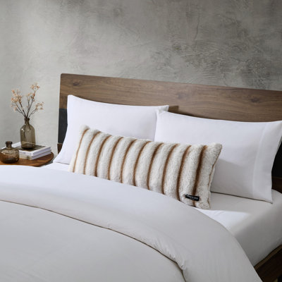 Coussin décoratif brun en fausse fourrure Kenneth Cole Madison