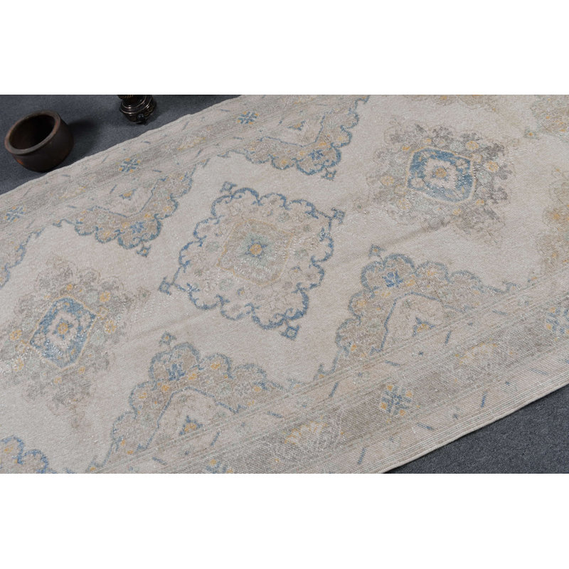 Tapis turc rétro tissé à la main dans des tons neutres doux avec un motif géométrique élégant bleu / beige