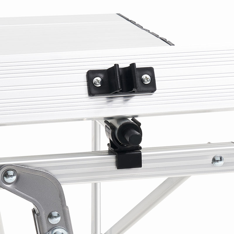 Table de pique-nique extérieure en aluminium argenté, pliable et à hauteur réglable, avec un plateau en maille de 90 cm de large, une structure en acier sans soudure pour une stabilité optimale, et un format compact et enroulable pour un rangement facile dans un garage.