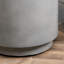 Table grise en béton gris, avec pieds réglables