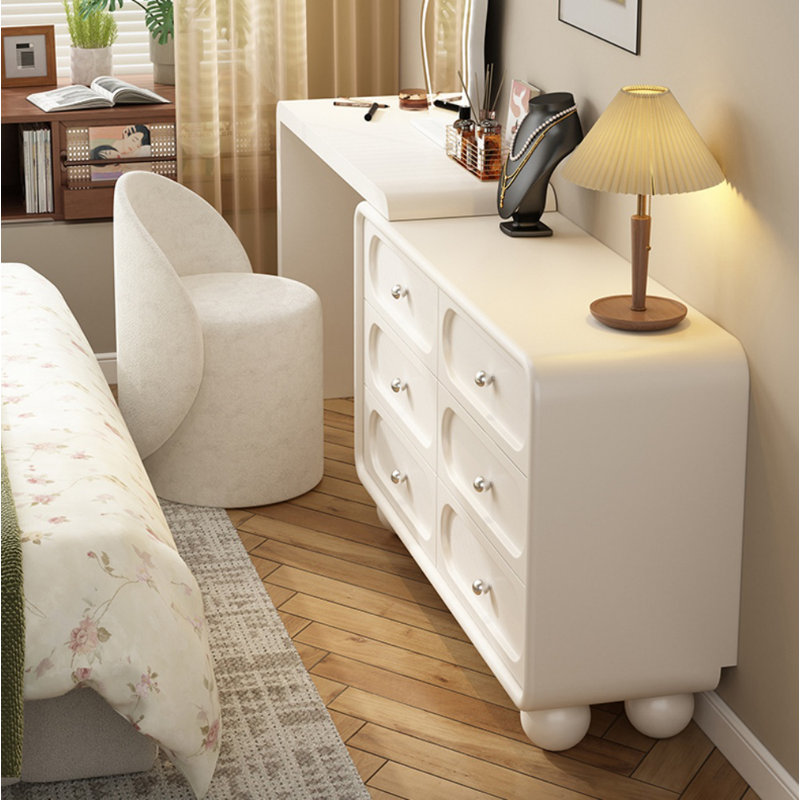 Cleo, Cream White