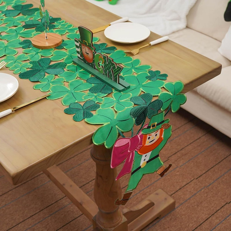 Chemin de table brodé Leprechauns And Shamrocks