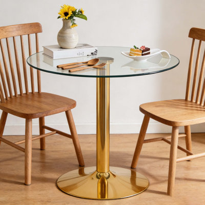 Un plateau en verre de 35 pouces de diamètre et une table ronde moderne et minimaliste avec des pieds en métal doré. Idéal pour les salles à manger, les salons et les salles de réunion.
