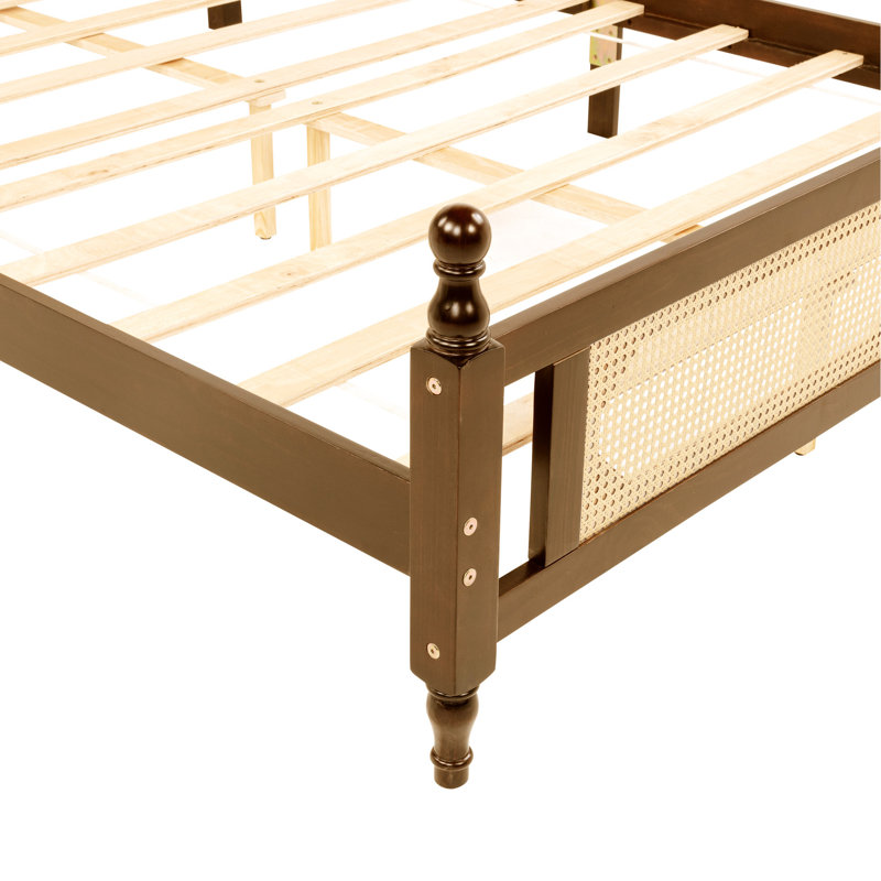 Grand lit à la mode avec ornements, noyer, structure en bois de pin, accents grand format, finition noyer, structure, grand espace de rangement