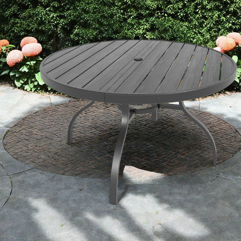 Table de patio spacieuse 47 po