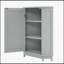 Armoire de salle de bain triangulaire polyvalente grise avec tablettes réglables pour un rangement optimal