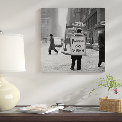 « pendant années 1930 winter street scene of man pawnbroker sandwich board », reproduction de photo sur toile tendue