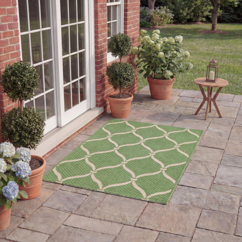 Courtyard Power Loom Polypropylene Plastic; Polyester Geometric Indoor / Outdoor Rug