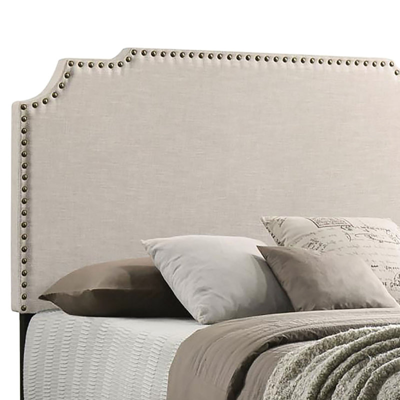 Grand lit à panneau beige avec look moderne et garniture cloutée au design transitionnel