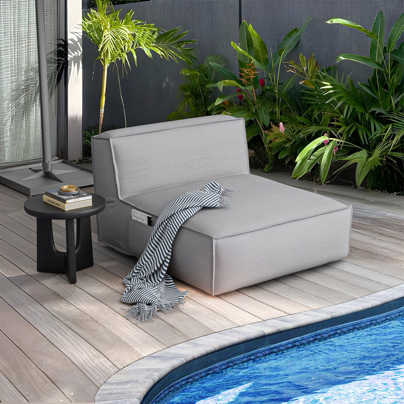Pouf double extérieur, garni de mousse et recouvert de tissu oléfine hydrofuge, idéal pour une terrasse de piscine ou un patio.
