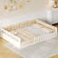 Lit plateforme en bois avec garde-corps et coussin
