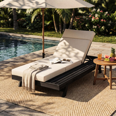Chaise longue en bois avec coussins d'eau, 4 positions inclinables, design ergonomique, idéale pour les vérandas et les espaces de détente extérieurs. Disponible en noir et beige, avec siège à lattes, soutien lombaire et convient à tous les espaces.