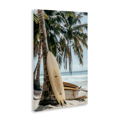 Planches de surf empilées et toile de palmier, design par LSR Design Studio