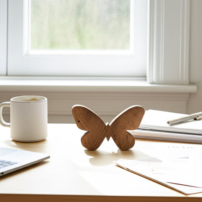 Figurine papillon en bois fabriquée à la main - Décoration rustique en bois sculpté pour la décoration intérieure.