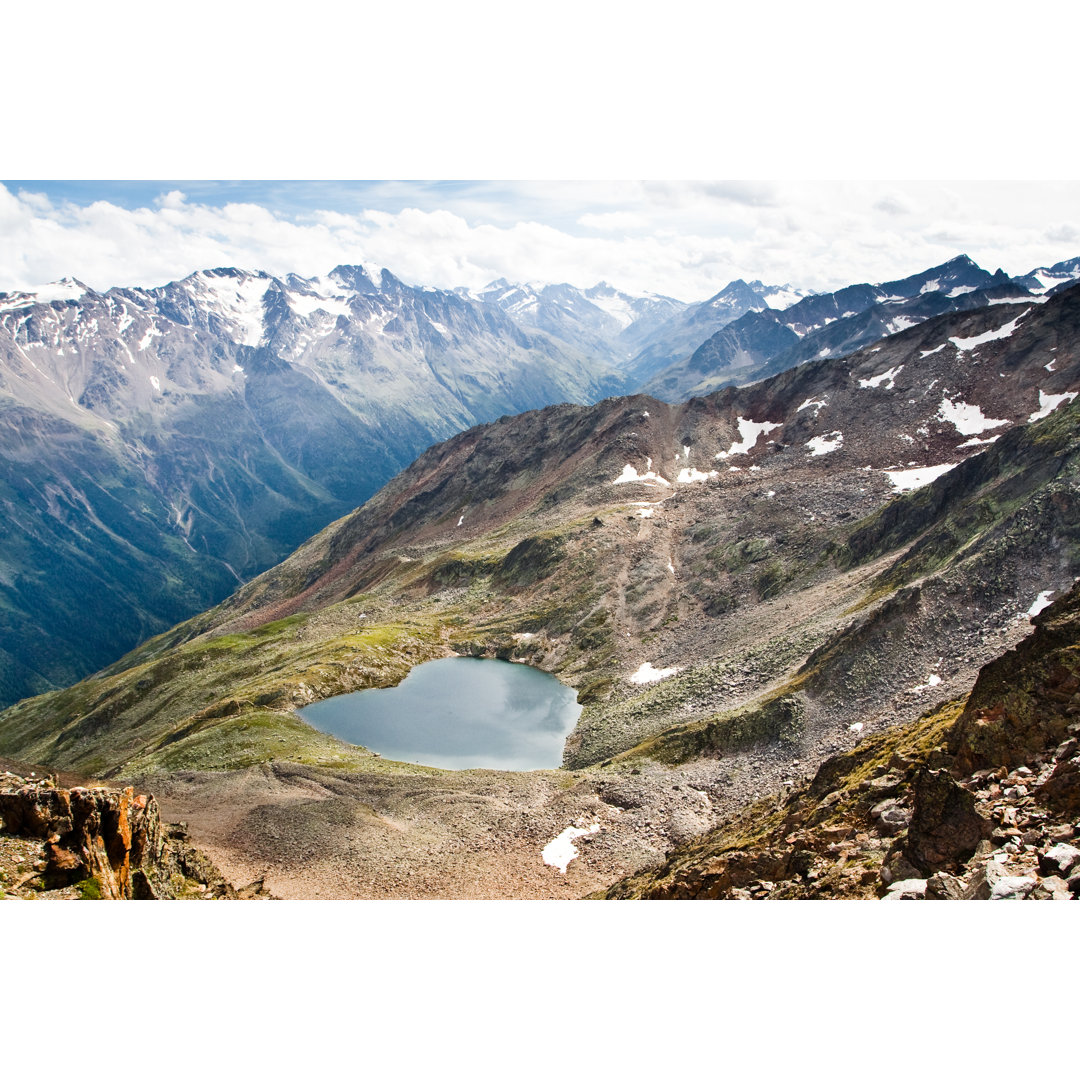 Herzförmiger See, Alpen von Peterkirillov - Kunstdrucke auf Leinwand