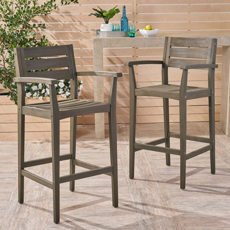 Élégant tabouret de bar avec assise confortable et conception résistante aux intempéries, parfait pour une utilisation toute l'année.