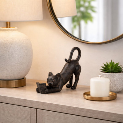 Figurine décorative de chat étiré en polyrésine pour une décoration intérieure moderne - Sculpture animale rustique à poser sur une table, idéale pour le salon - 18 cm, brun et noir