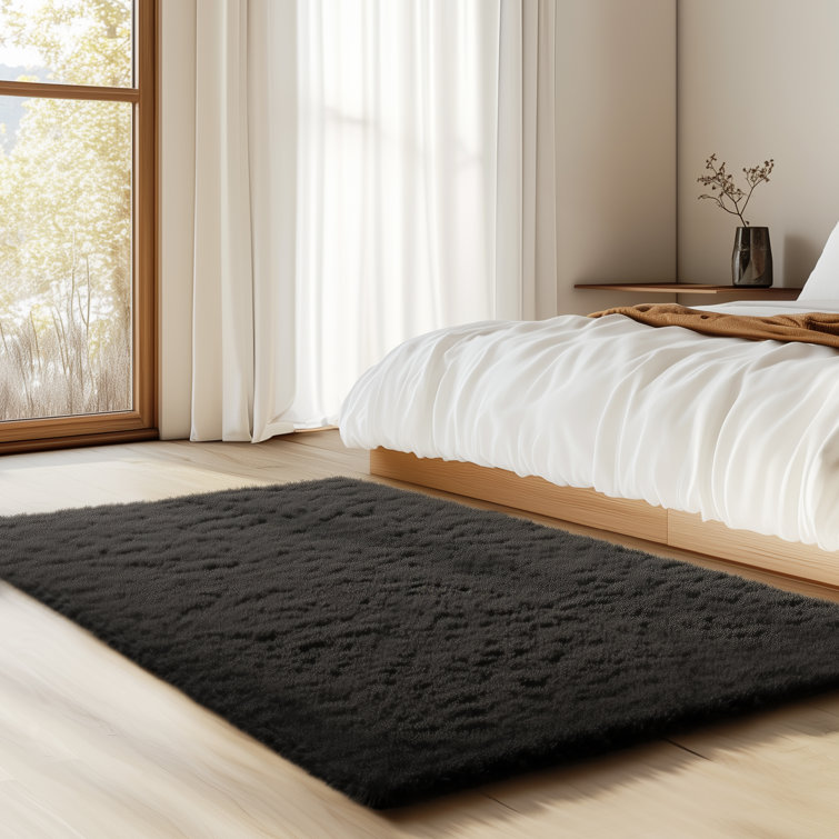 Tapis noir à poils longs Kaytrin Kai
