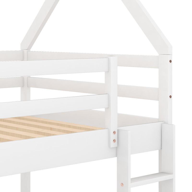 Lit simple blanc au-dessus d'un lit superposé bas, conception de maison avec - et lit sans effort, en forme de maison pour une chambre joyeuse