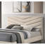Grand lit avec tête de lit beige, attrait moderne de style Mid-Century et pieds dorés avec tête de lit en flanelle