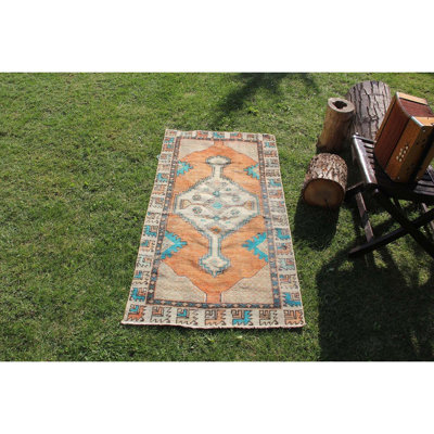 Tapis anatolien vintage fait à la main, 76 x 147 cm, style moderne du milieu du siècle, en laine, pièce unique teinte naturellement. Décoration d'intérieur.