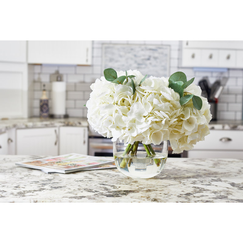 Vaste ensemble d’Hortensia blanc et d’eucalyptus en vase rond en verre
