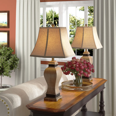 Lampe de table sculptée brune à volutes en polystone avec détails noirs et abat-jour conique