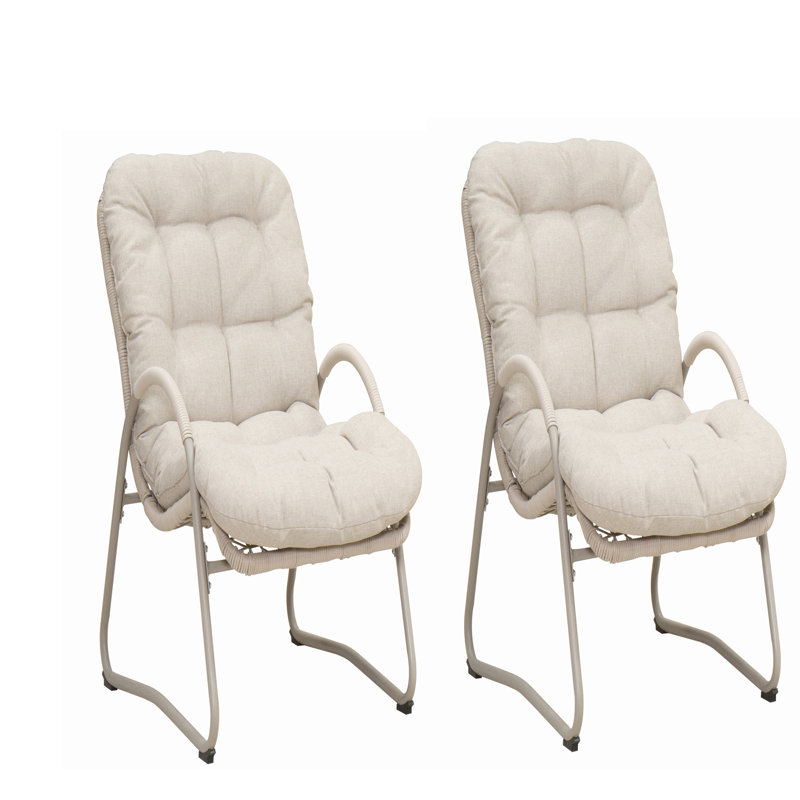 Ensemble de 2 chaises longues d'extérieur, structure en fer et osier en plastique, durable et résistant aux intempéries pour une détente confortable.