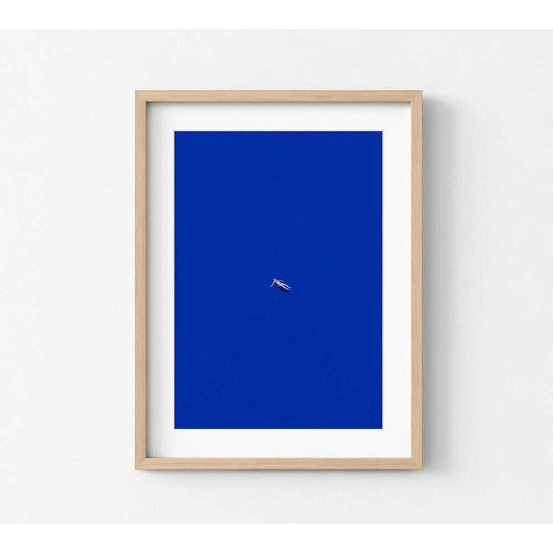 Minimal nageur en bleu - impression abstraite moderne de piscine, Reproduction encadrée avec passe-partout, Tanné